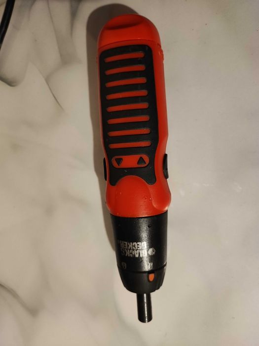 Șurubelniță electrică Black & Decker + 10 acumulatori + încărcător