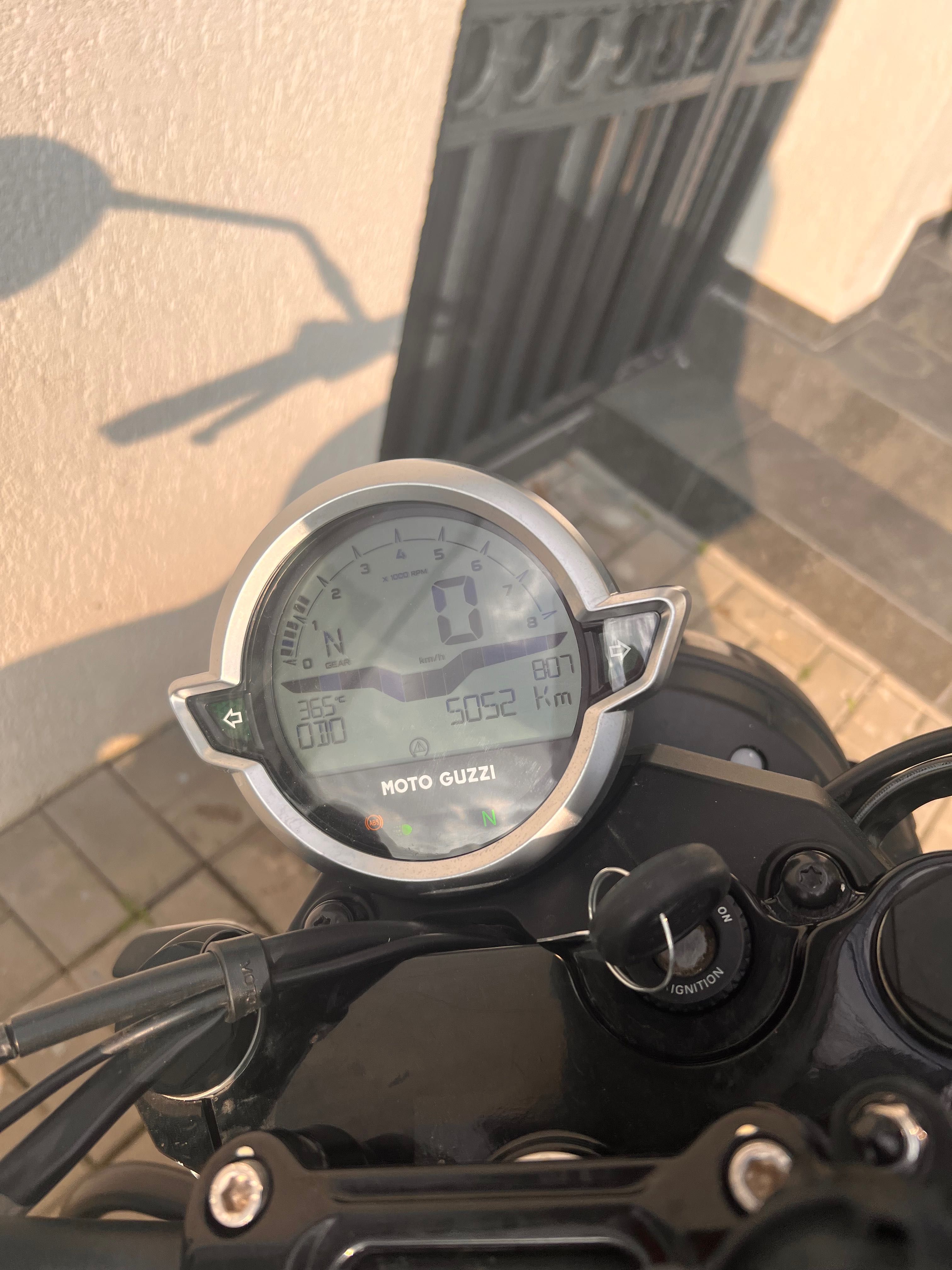 Vand motocicleta Moto Guzzi Centanario an 2021