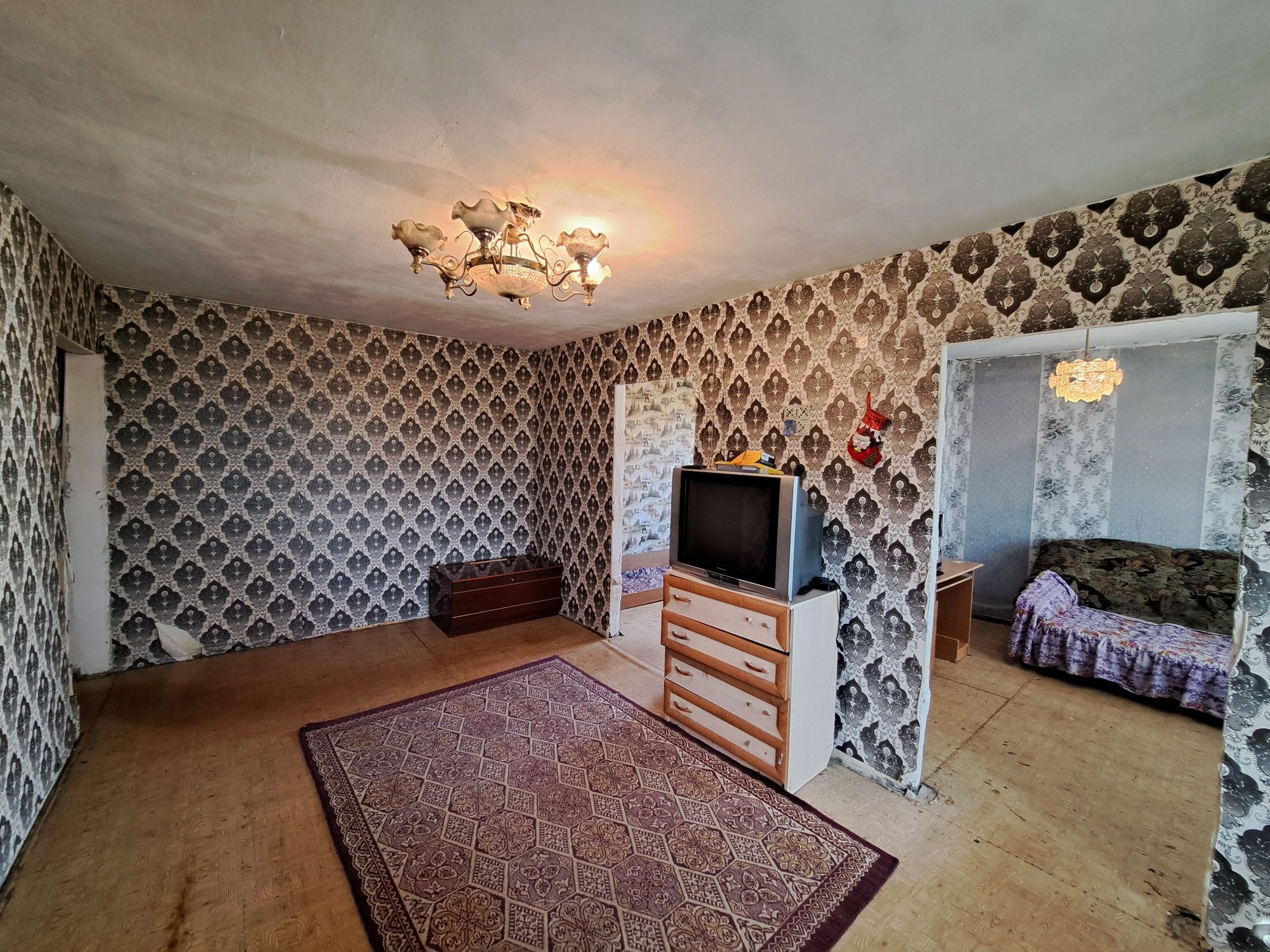 Продаю 4 комн. квартиру в 23 микрорайоне, дом 25.