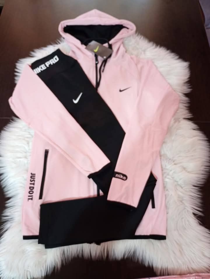 Дамски екипи Nike