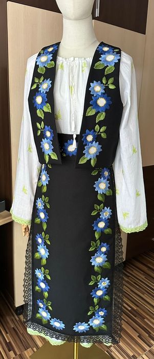 Costum popular brodat manual