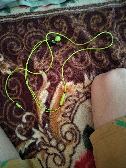 Dau la schimb trei perechi de căști cu fir pentru unele cu bluetooth