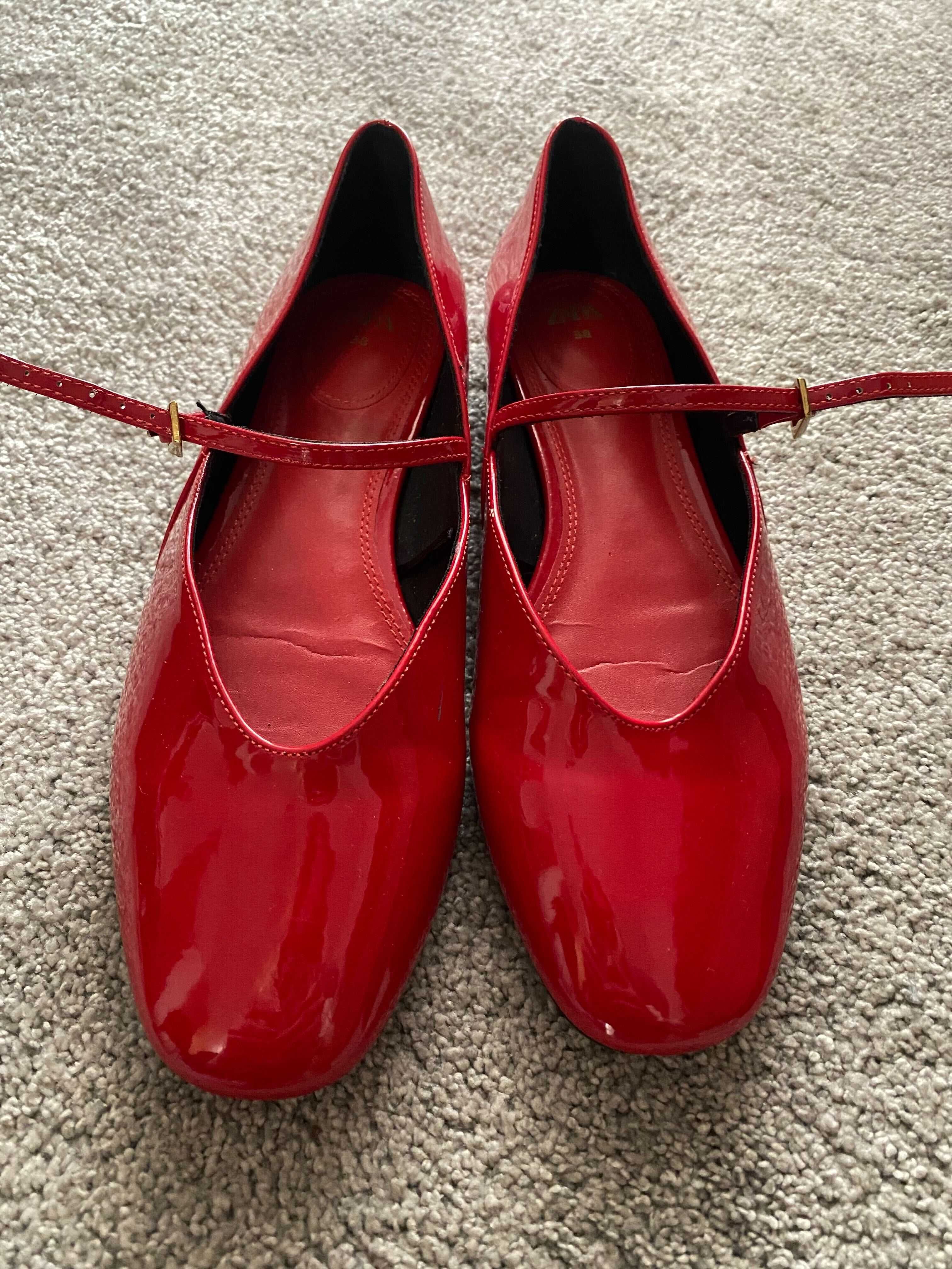 Червени обувки ZARA