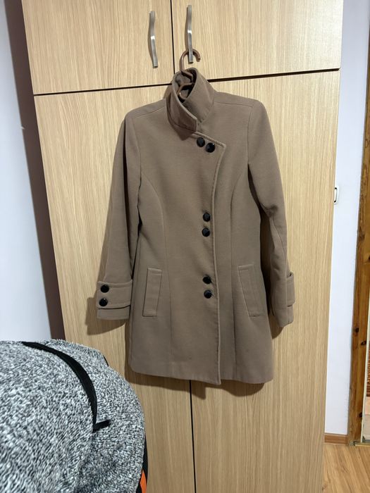 Зимно палто в кафяво с черни копчета