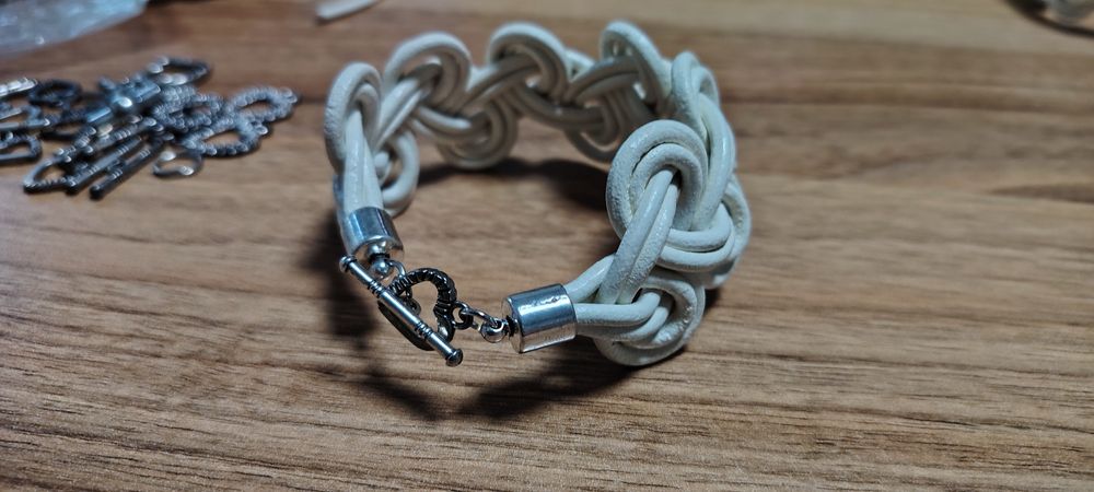 Гривна и обици, естествена кожа