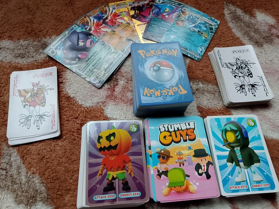 Vând cărți de joc Pokemon,Stumble Guys și Playingcards
