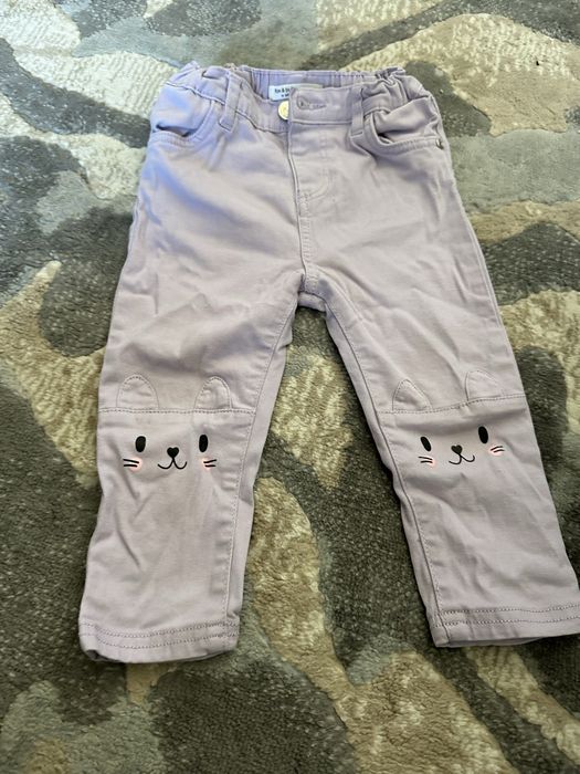 Дрехи -тениски,блузи дънки и роклички.