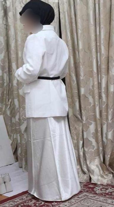 Oq kastyum sotiladi yangi