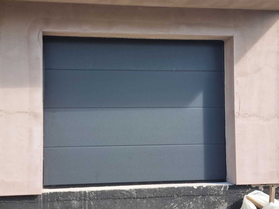 Usa de garaj la comanda