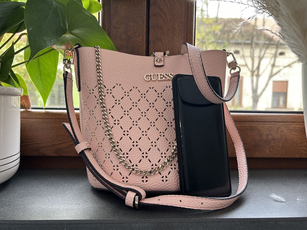 Geanta Guess bucket crossbody