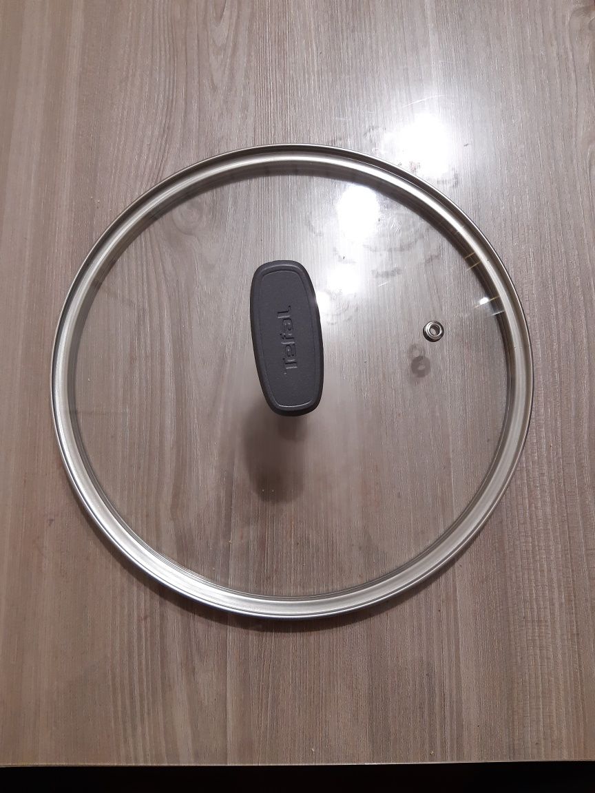 Tigaie inalta cu capac .