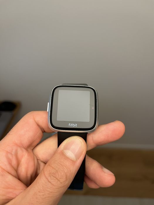 Ceas smartwatch Fitbit Versa Lite si bratara fitness Fitbit Inspire HR