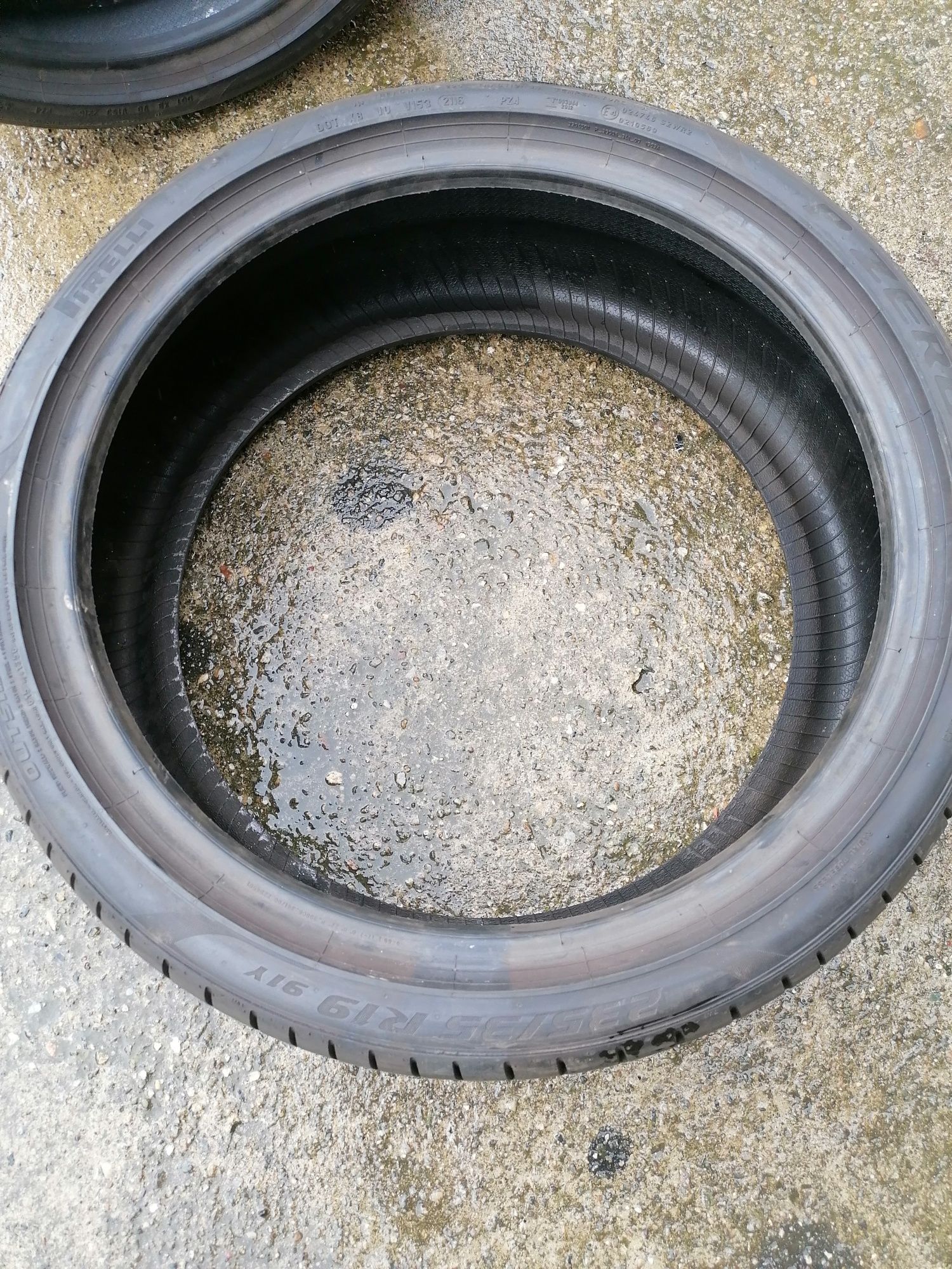 Vând 4 anvelope vară pirelli 235.35.19