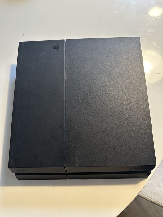 Продавам PS4 Fat 1TB (с хард диск от PS4 Slim)