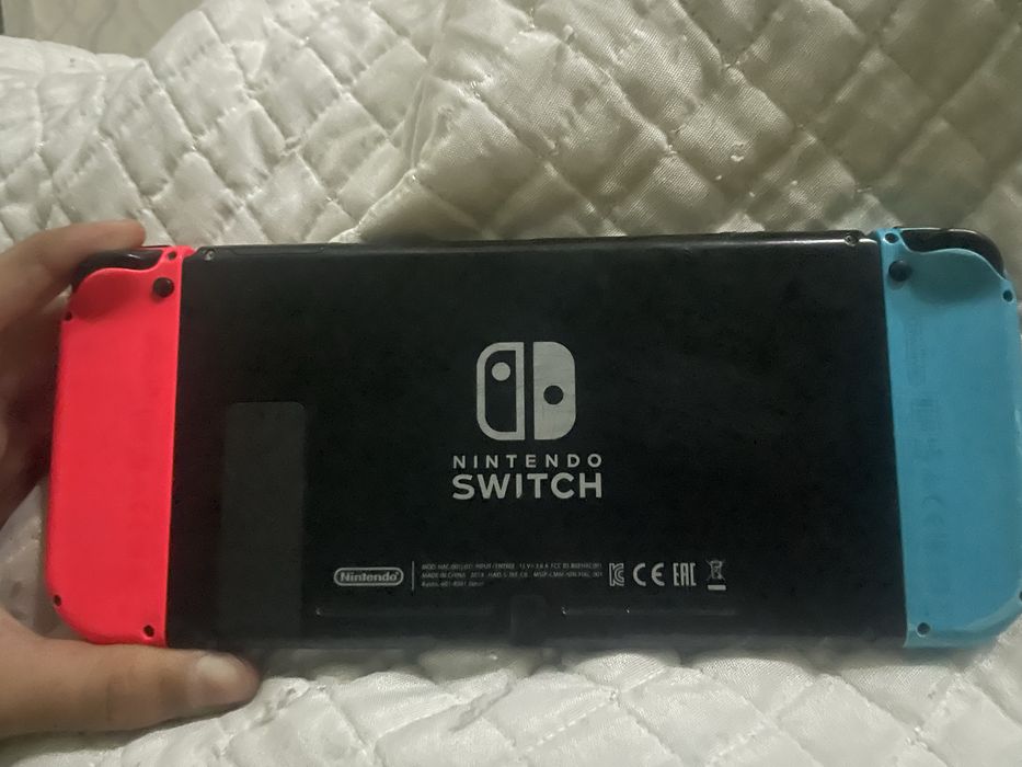 nintendo switch 1 ta qirilgan kichkina joyi bor