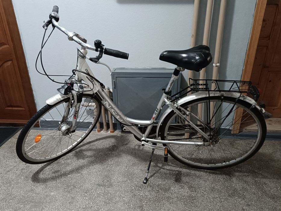 Bicicleta cu cadru de aluminiu