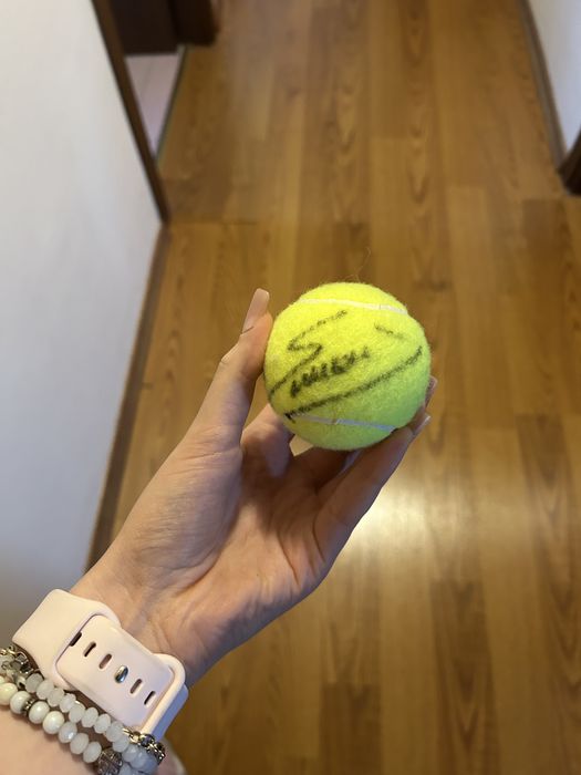 Minge semnata de Simona Halep