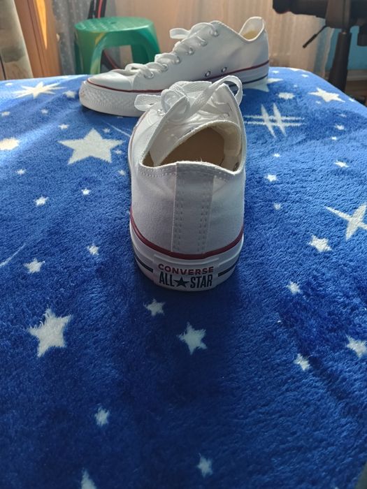 Vând tenesi converse