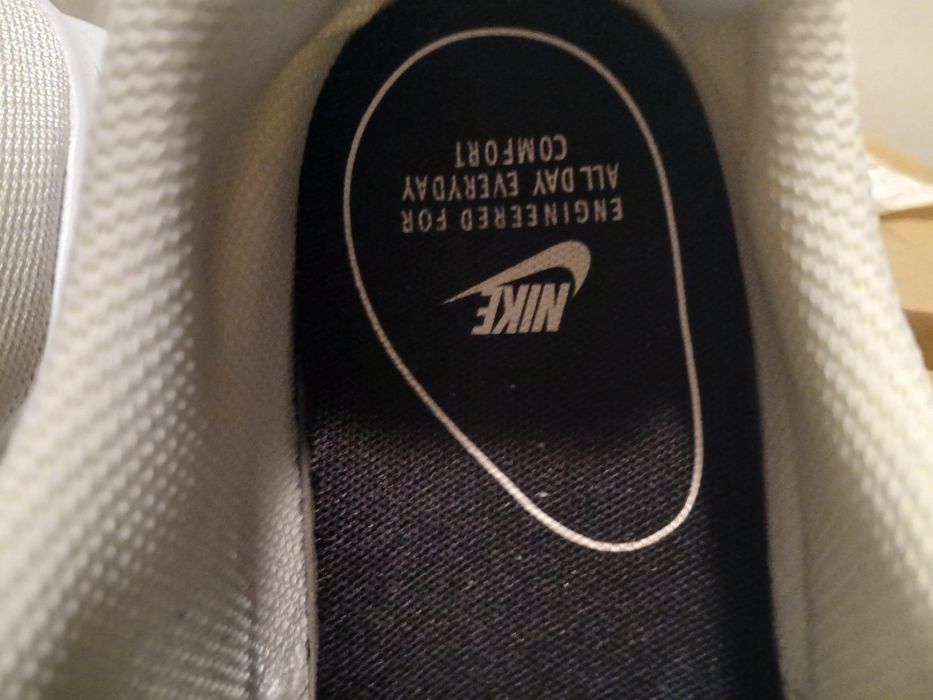 Adidași Nike arrow