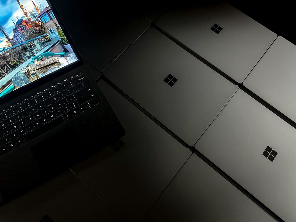 Microsoft SURFACE 2K sensorli kuchli biznes klass notebook