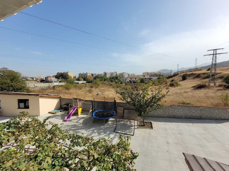 Многостаен етаж от къща, 160кв, полу-обзаведен, двор и паркомясто