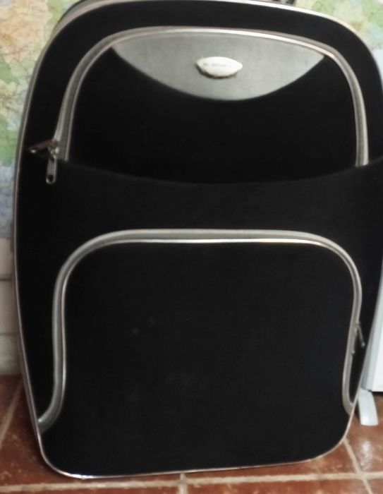 Куфар голям с дръжка на колела