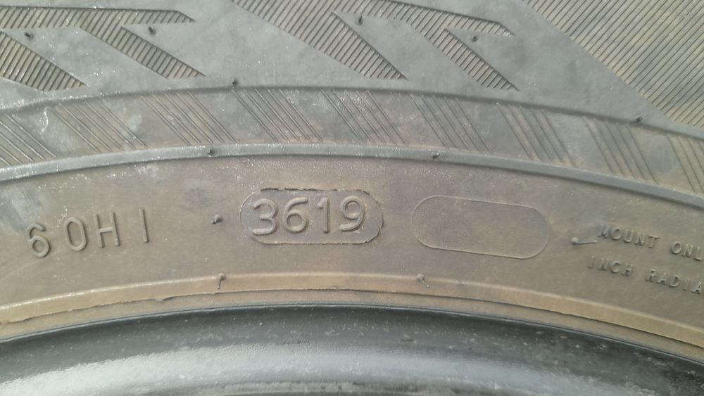 Vând 4 anvelope de iarna 225 65 r17 NOKIAN