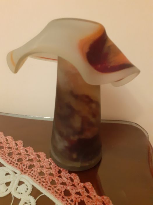 Vază, model deosebit,formă de pălărie,înaltă de 20 cm