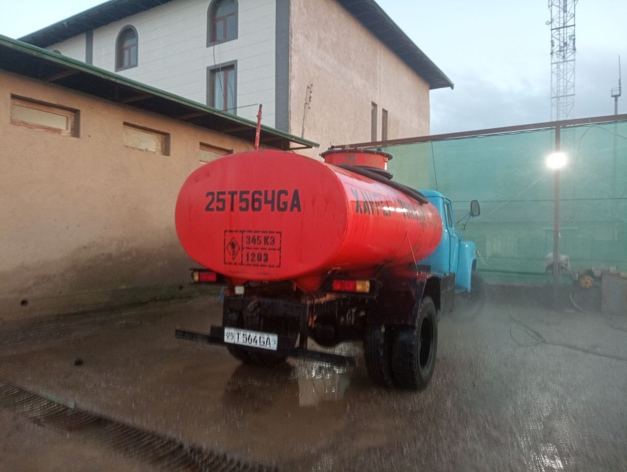 Gaz 53 benzavoz  srochno sotiladi