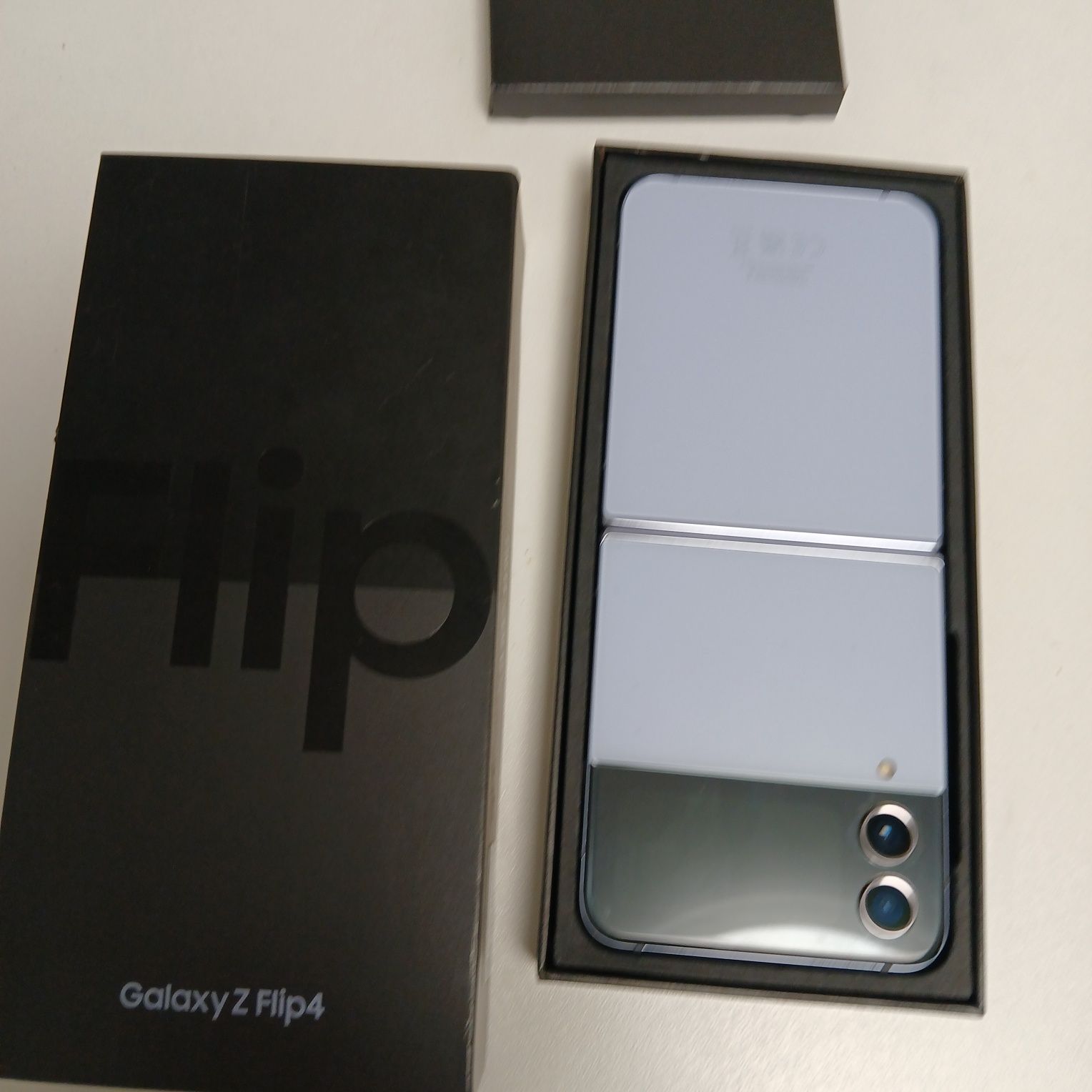 Телефон Samsung Flip 4