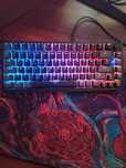 Vând tastatură mecanică de gaming wireless RGB, compactă și versatilă