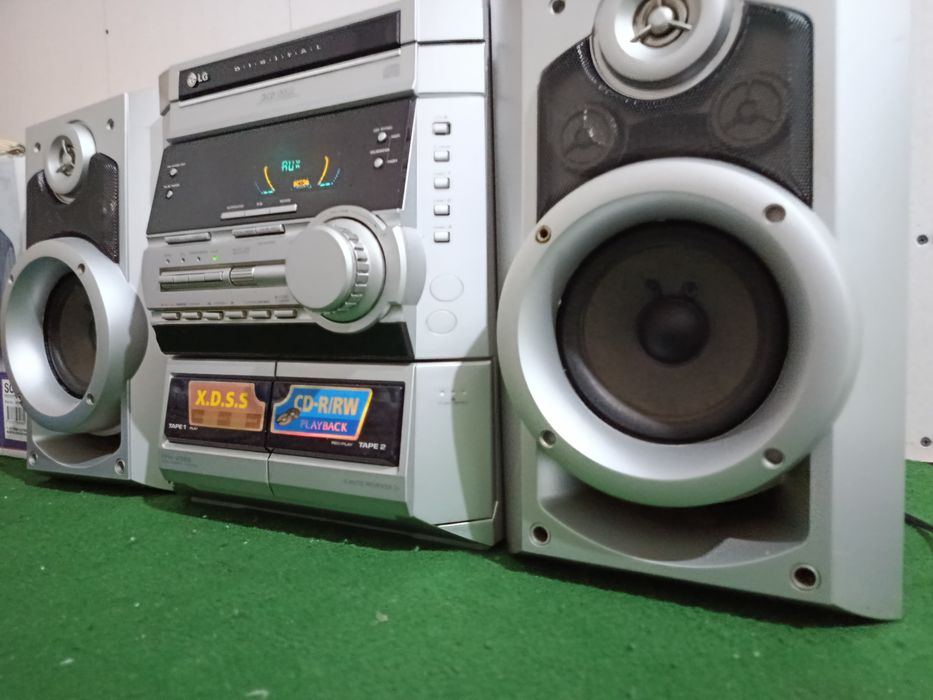 Музыкальный центр LG в хорошем состоянии.