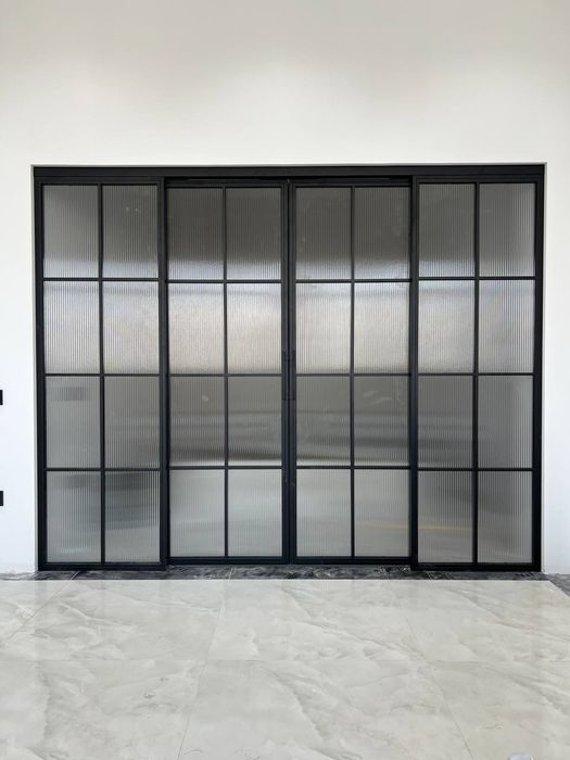 Раздвижные, распашные перегородки стекло двер