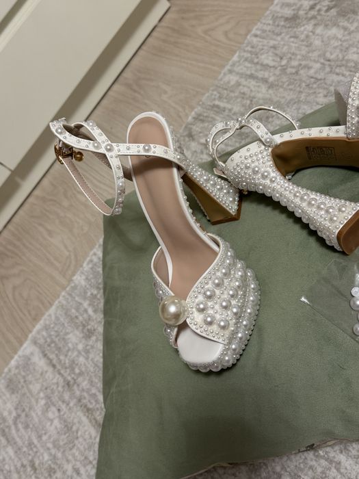 Sandale mireasa cu perle albe ,13 cm inaltimea .Sunt noi