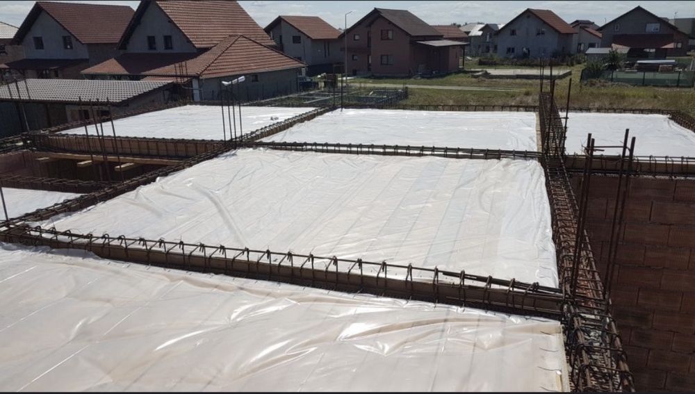 Execut case la rosu si interioare