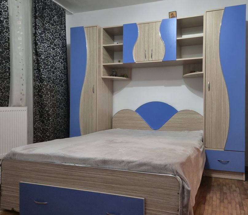 Set mobilier albastru cu cream