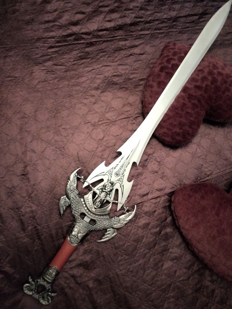 Огромен рицарски меч със стойка