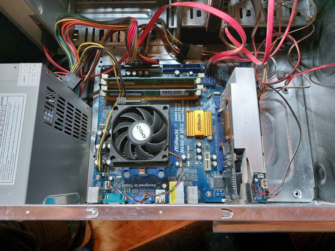 Продавам компютър с монитор Asus
