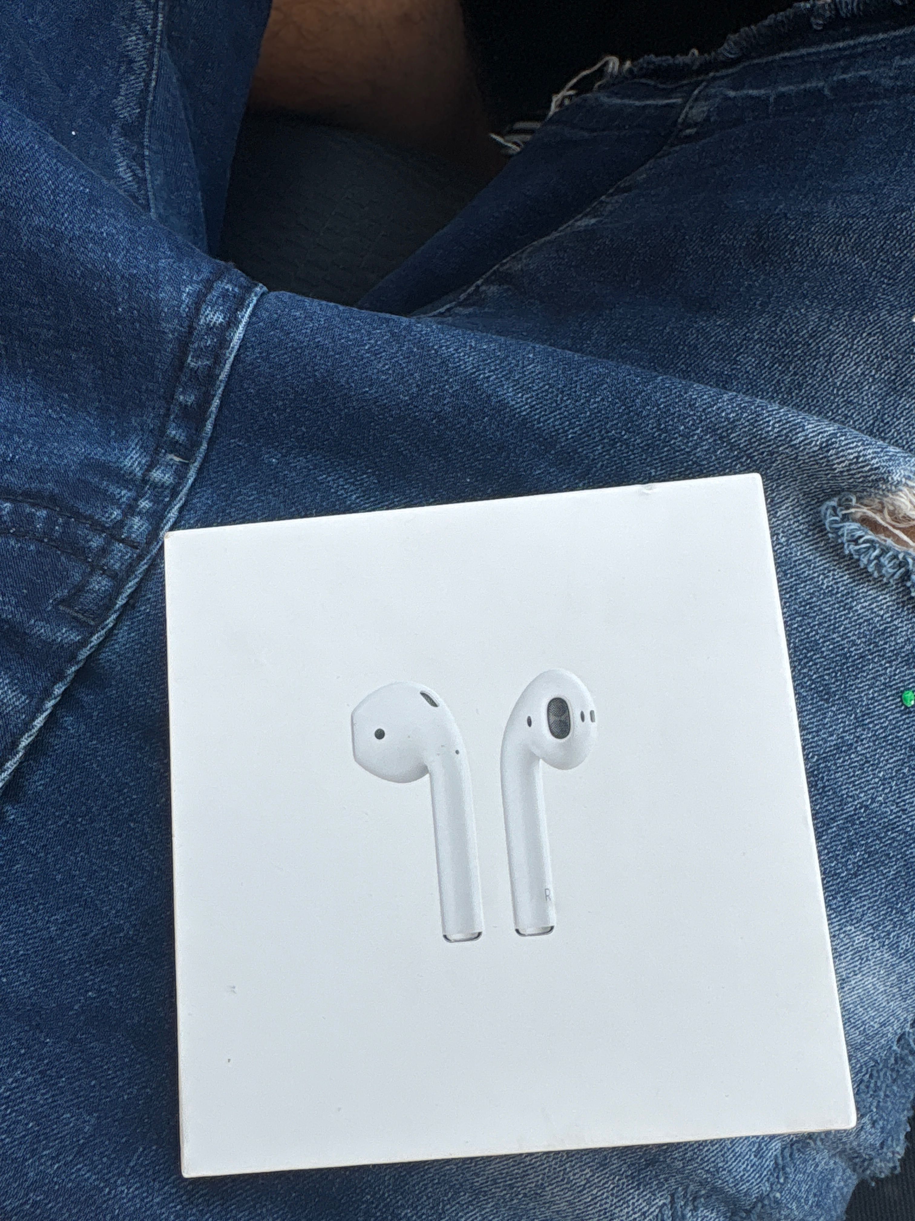 Оригинални слушалки на Apple airpods 2 много малко използвани
