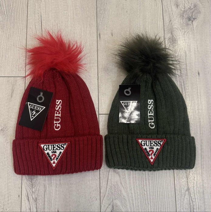 Плетени шапки с пух.