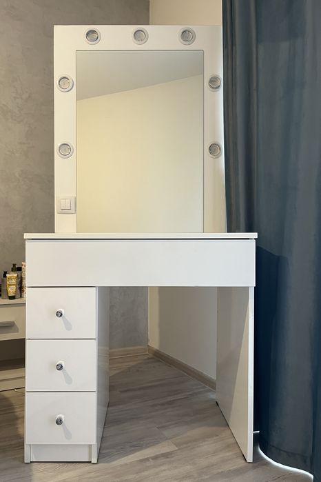 Vand masa de machiaj cu lumini