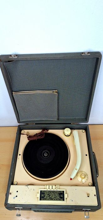 Pick-up cu radio incorporat