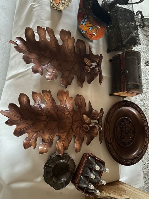 Scaune ,ceas de perete și mai multe lucruri