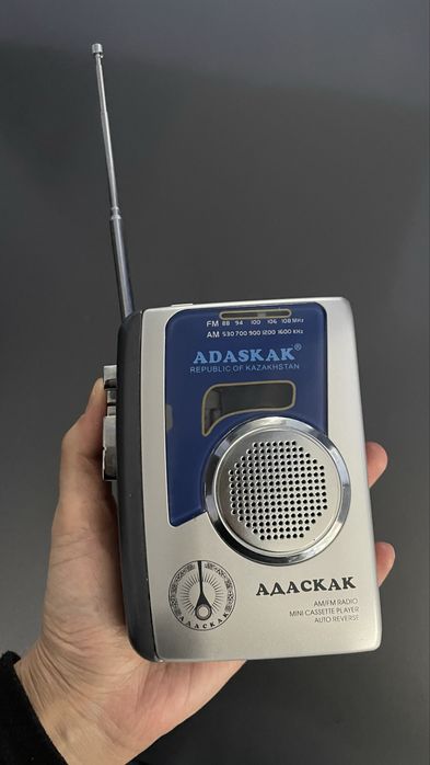Портативный кассетный плеер ADASKAK с радио AM/FM, отличное состояние