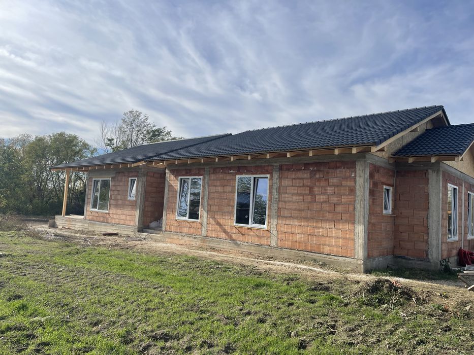 Vand 1/2 duplex, 3 dormitoare, 2 bai, mosnita noua, 100000 euro