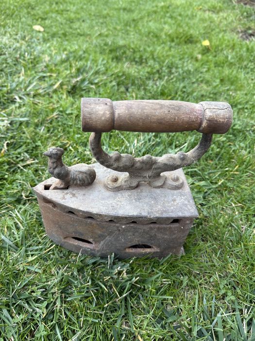 Старинна ютия с петле на въглища