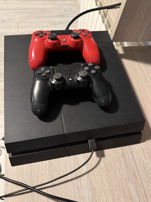 PlayStation 4 с 2 контролера