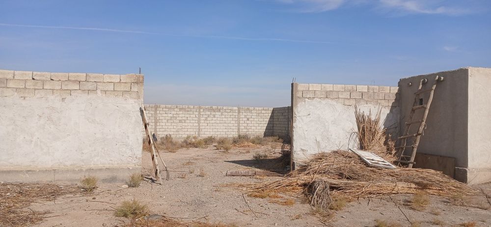 20 sotix katta yer uchastkasi.
 Mol boqish uchun juda qulay joy