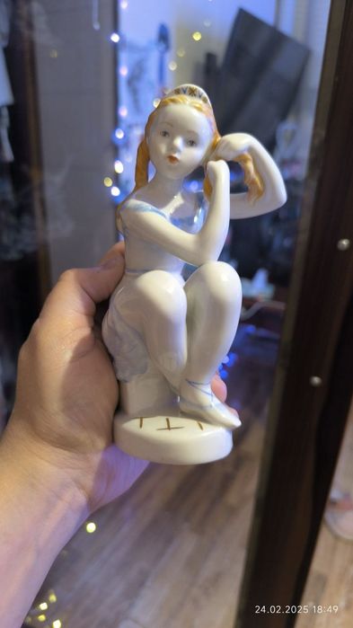 Фарфоровая статуэтка.