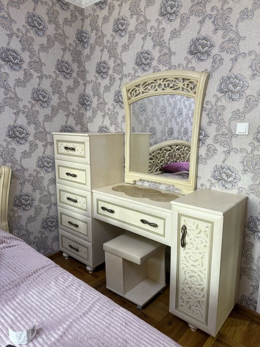 Мебель б/у в отличном состоянии! Спальня 500$, парта 100$, диван 100$